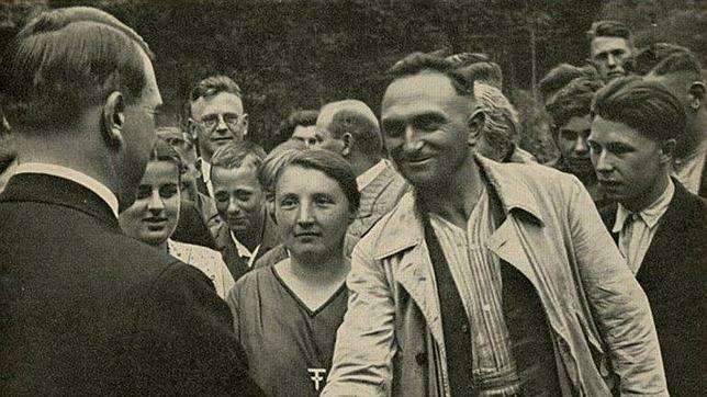 Hitler, junto a varios trabajdores 
