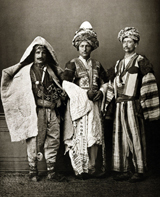 5yashmina Kurdos con atuendo tradicional