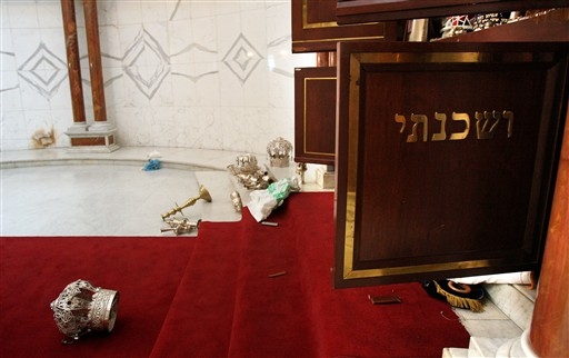 Artefactos sagrados de la sinagoga lanzados al piso durante el 2009. Crédito: AFP / Thomas Coex