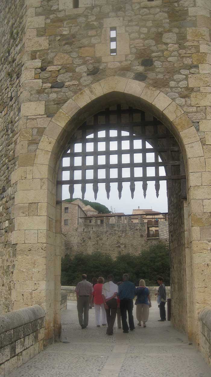 La entrada a Besalú y sus dos torres de peaje por donde nadie pasaba sin pagar su cuota.