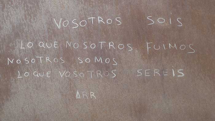 En el Monumento hasta el grafiti tiene sentido y profundidad filosófica.