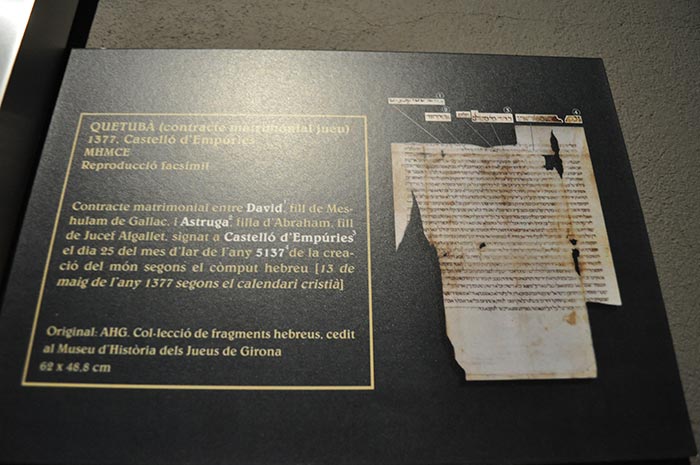 En un museo donde junto a la imagen de lo que implicaba ser encerrado en esta prisión se expone una ketubá – ksuve-  (contrato matrimonial) de 1377.