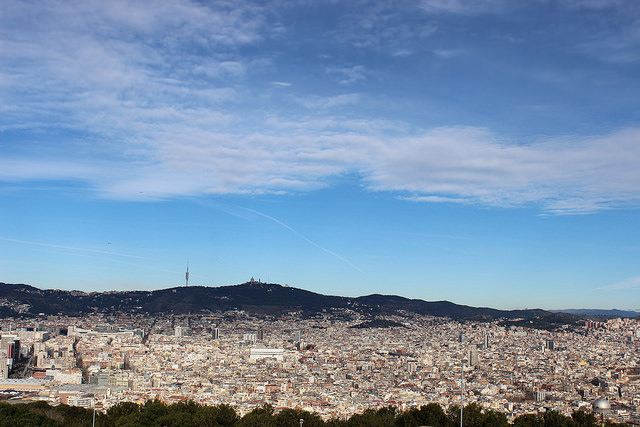 Vistas de Barcelona y el Tibidabo desde Montjuïc 
