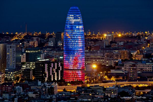 Torre Agbar, el edificio que tiñe de color la noche en Barcelona.