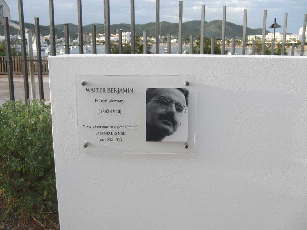Placa memoria en donde vivía Walter Benjamin en Ibiza.