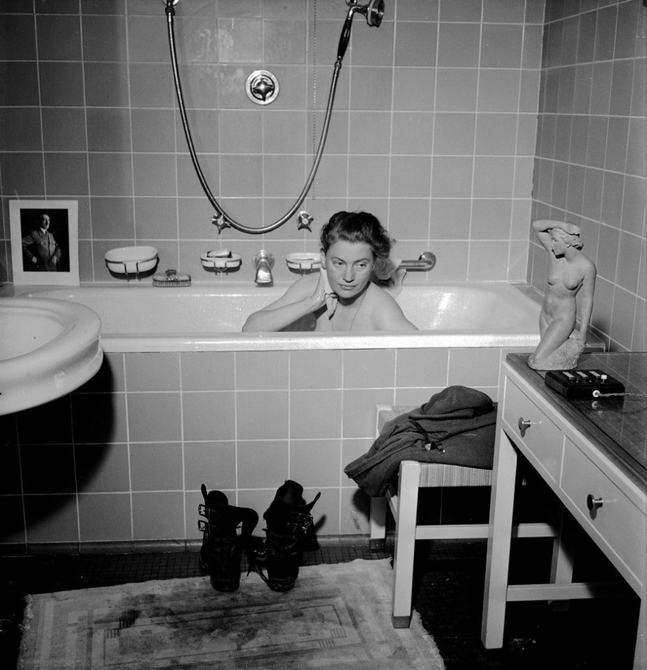 Lee Miller fue retratada por su amante, el fotoperiodista David Scherman, mientras se lavaba en la bañera de Hitler (© Lee Miller Archives England 2015. All Rights Reserved. www.leemiller.co.uk) 