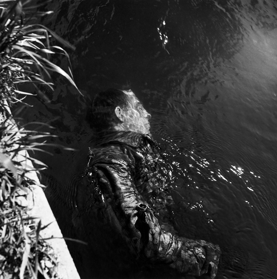 Foto de Lee Miller del cadáver de un miembro de las SS en un canal cercano a Dachau