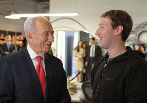 Mark Zuckerberg junto a Shimon Peres