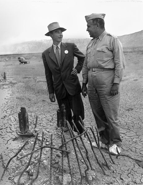 J. Robert Oppenheimer y Leslie Groves en los restos de la prueba Trinity en septiembre de 1945.