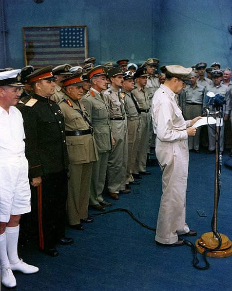 MacArthur en la ceremonia de rendición. Al fondo se ve la bandera ondeada por Matthew Perry.