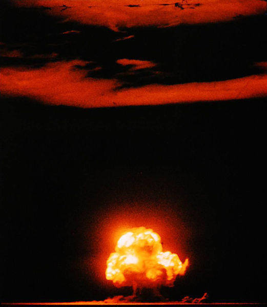 Explosión de la bomba nuclear de la prueba Trinity, el 16 de julio de 1945 cerca de Alamogordo, Nuevo México.