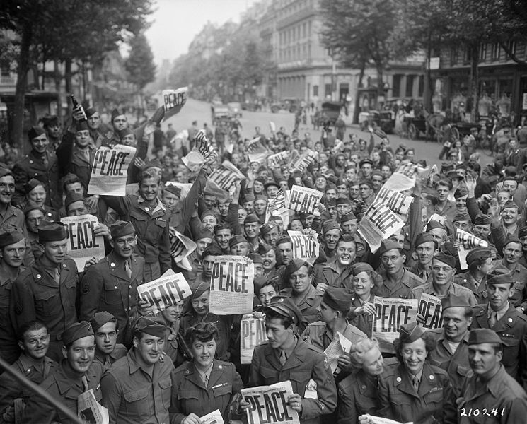 Personal aliado celebra la rendición de Japón en París.