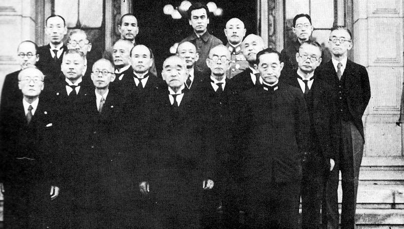 El gabinete de Suzuki en junio de 1945.