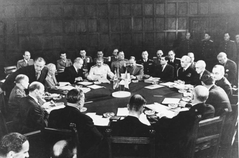 Una sesión de la Conferencia de Potsdam. Los fotografiados incluyen aClement Attlee, Ernest Bevin,Vyacheslav Molotov, Joseph Stalin,William D. Leahy, James F. Byrnes, yHarry S. Truman.