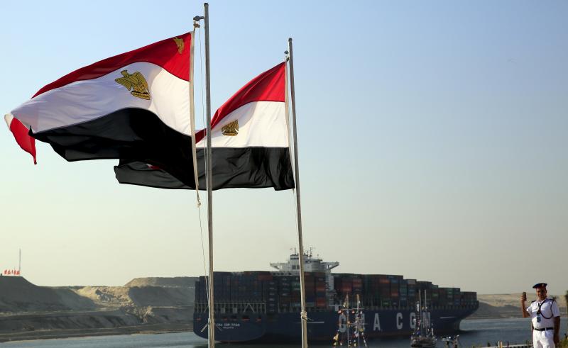 [AMR ABDALLAH DALSH / REUTERS] [Un barco de contenedores cruza la nueva sección del canal de Suez después de la ceremonia de apertura del nuevo canal de Suez, en Ismailia, Egipto, 6 de agosto de 2015.]