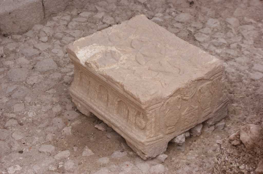 Piedra de Magdala encontrada al centro de la sinagoga. Fotografía por la Autoridad de Antigüedades de Israel.