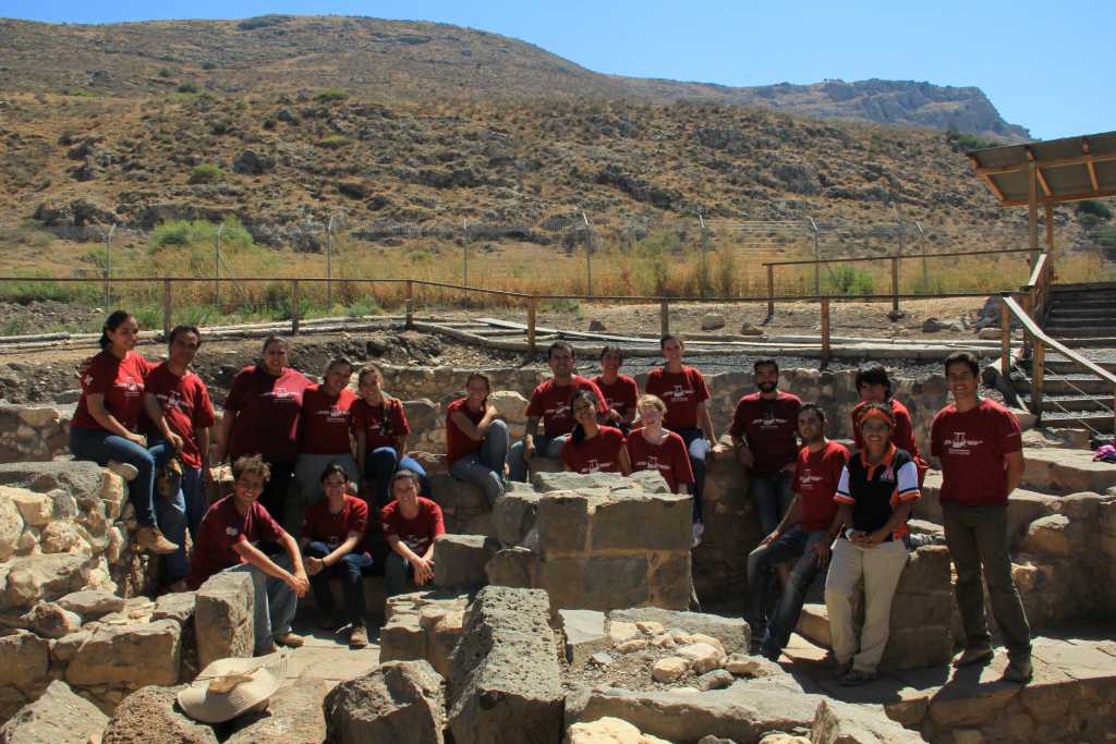 Parte del grupo de voluntarios y arqueólogos que participaron de los trabajos de arqueología de la temporada 2015. Fotografía del Centro de Investigación en Culturas de la Antigüedad.