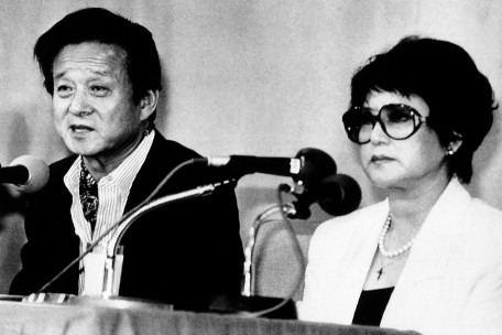 Director y actriz secuestrados en 1978 por los servicios secretos norcoreanos, ya libres, en conferencia de prensa. // Foto: NY Post