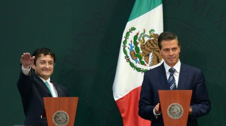 Virgilio Andrade, exonerador en jefe de su Jefe EPN, y Luis Videgaray. // Foto: Vía Telemundo33