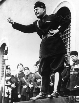 Vía All History, Mussolini. Modelo Trumpetero para armar… // Foto: Keystone/Getty Images.