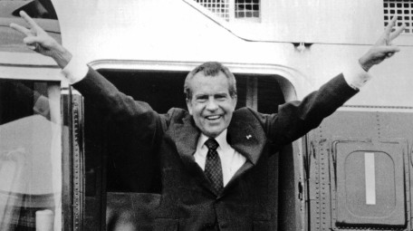 Agosto de 1974, jardín de la Casa Blanca. Washington, DC. Ocaso y caída de Richard Nixon. Aquí, después de la desgracia y antes de abordar el helicóptero presidencial que lo condenaría a la irrelevancia. // Foto: Los Angeles Times