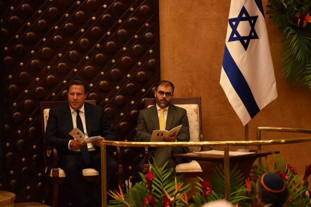 Presidente de la República de Panamá Juan Carlos Varela junto a Moisés Abadi Maduro, presidente de la congregación Kol Shearith Israel, durante la ceremonia.