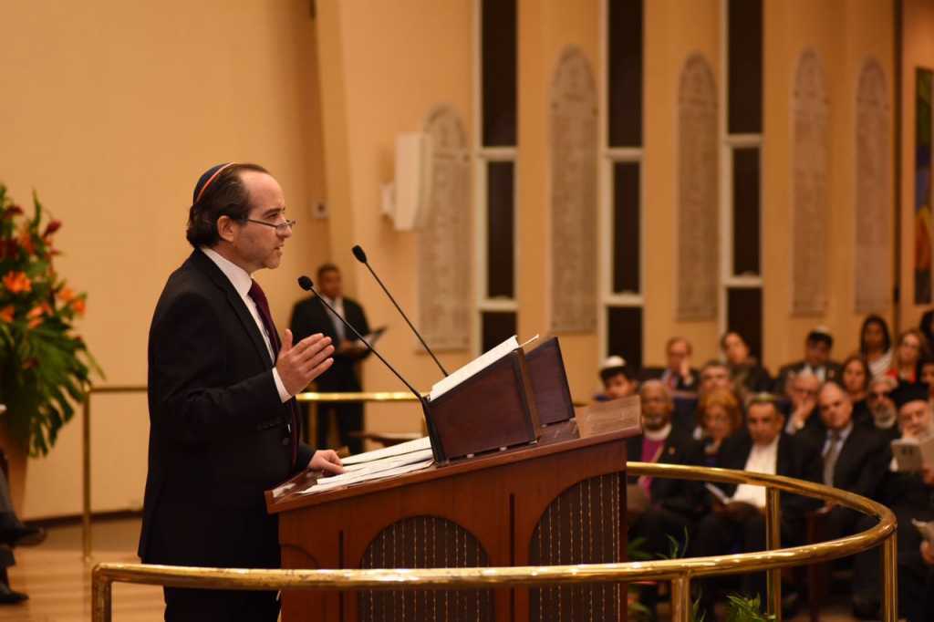 El embajador de Israel en Panamá, Gil Artziely, leyó la plegaria por el Estado de Israel.