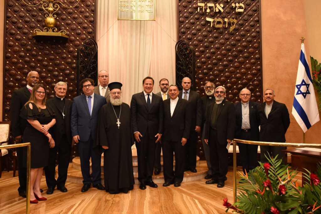 Líderes y representantes de distintas religiones se hicieron presentes en la celebración.