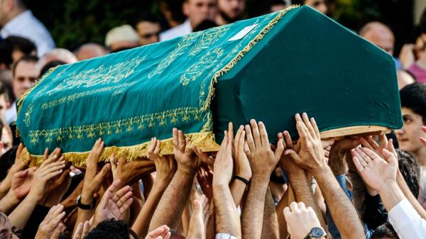 Comenzaron los funerales por las víctimas del atentado que dejó 42 muertos en Estambul (AFP)