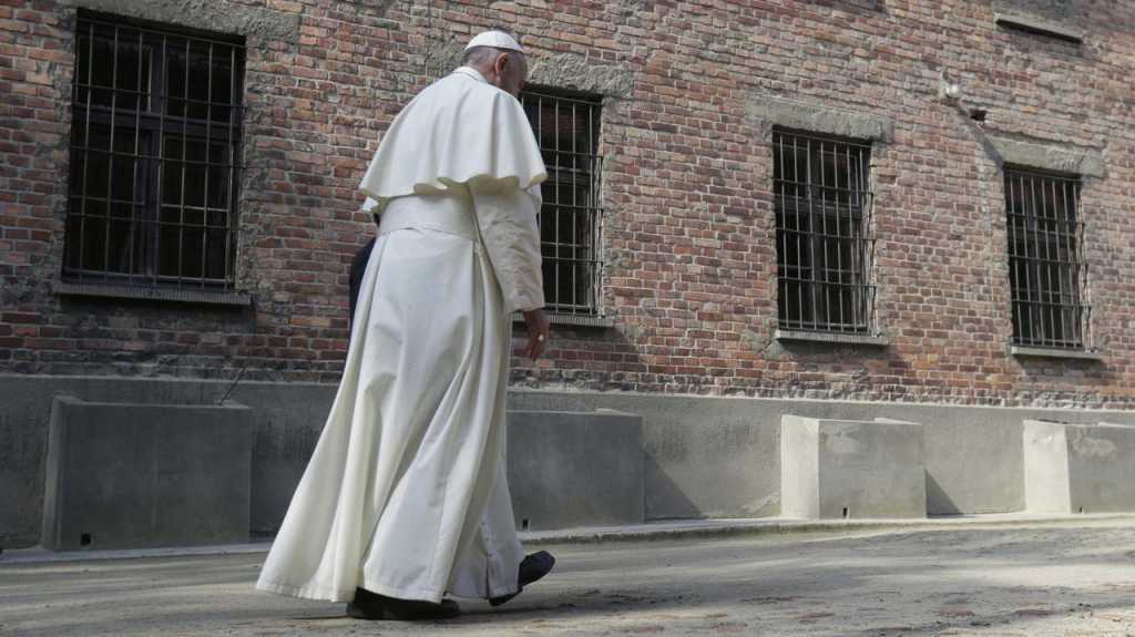 El papa Francisco camina cabizbajo durante su visita al campo de concentración nazi de Auschwitz (Reuters)