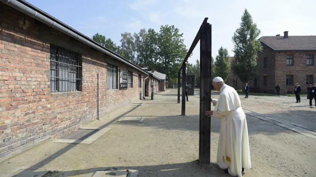 Francisco reza durante su visita al campo de concentración nazi de Auschwitz (EFE)