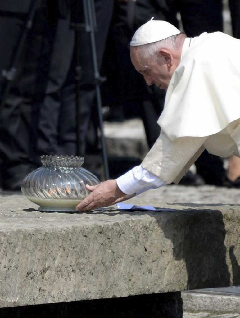 EL Sumo Pontífice enciende una vela ante el Monumento Internacional a las Víctimas del Fascismo (EFE)