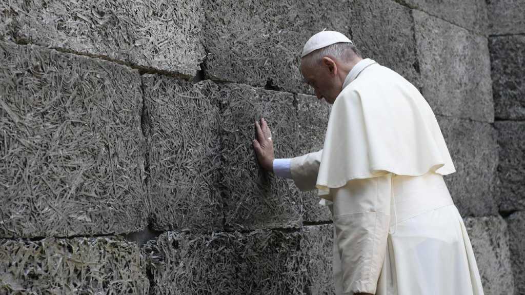 Francisco reza frente al “muro de la muerte” (AFP)
