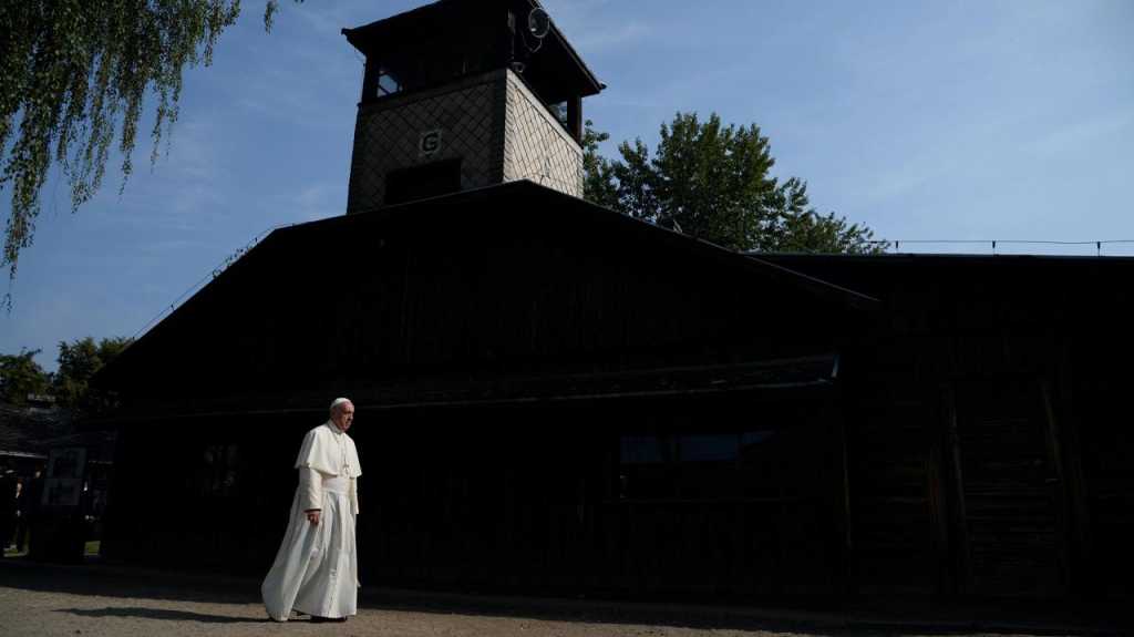 El papa Francisco llegó este viernes a los campos de exterminio nazi de Auschwitz y Birkenau, donde pasó cerca de dos horas (Reuters)