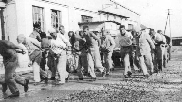 Prisioneros realizando trabajos forzados en un campo de concentración alemán