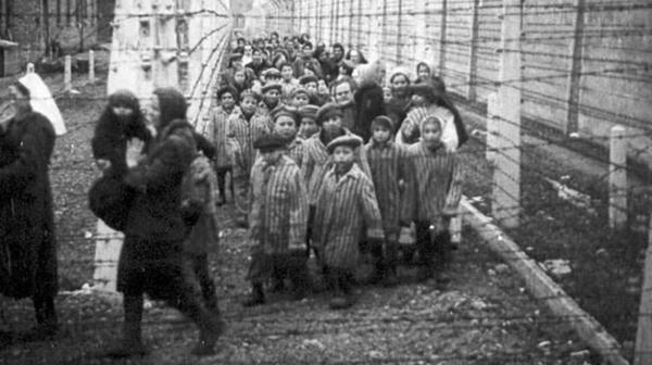 Niños prisioneros de un campo de concentración nazi