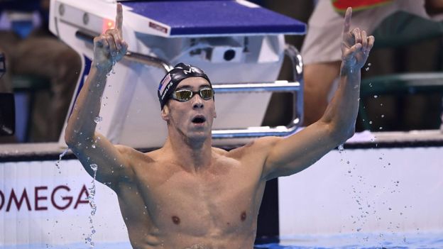 Es el primer nadador en ganar un oro en cuatro Juegos distintos 