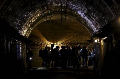Periodistas visitan los túneles usados por los nazis en el área de Walbrzych, Polonia, donde se cree que podría hallarse el tren de oro nazi. REUTERS