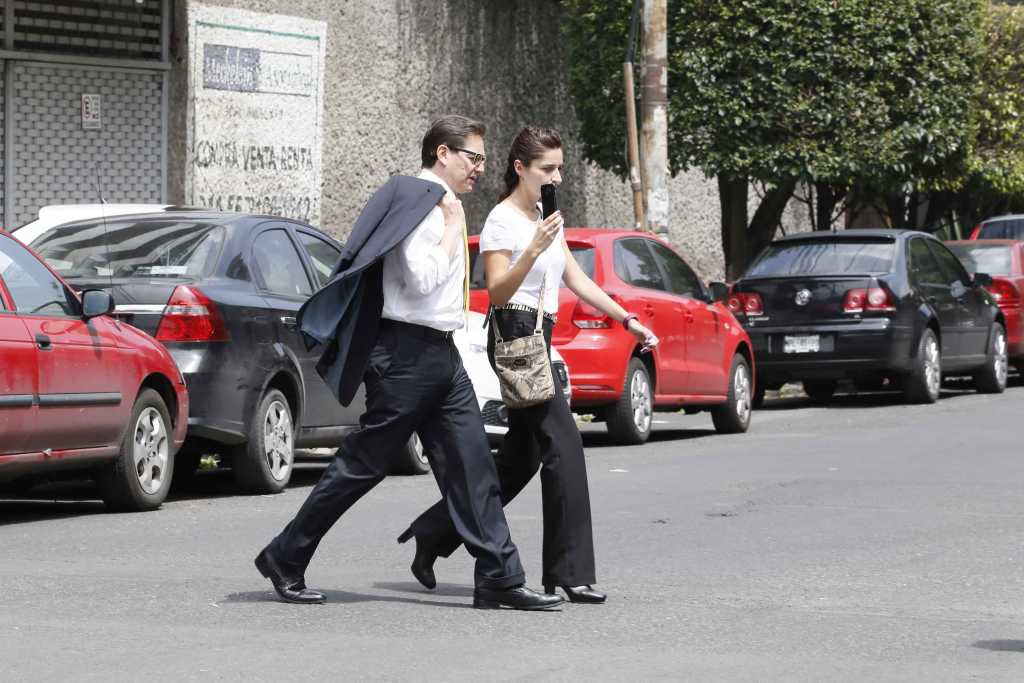 En el marco del Día sin automóvil, el Secretario Salomón Chertorivski y la Subsecretaria de Semovi, Laura Ballesteros, caminaron hacia sus oficinas.