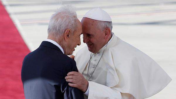 Shimon Peres junto al papa Francisco (Reuters)
