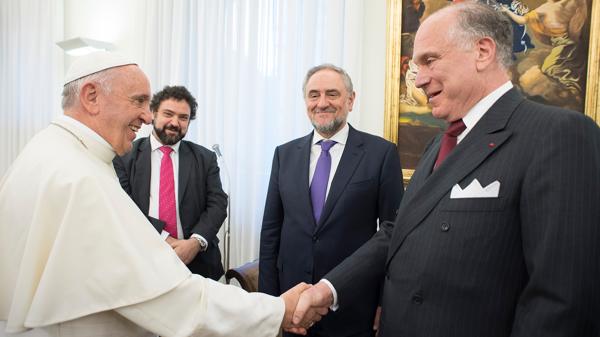 El Sumo Pontífice se saluda con Ronald Lauder