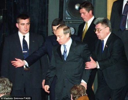 Aquellos ayeres en los noventa del siglo pasado, cuando un sorprendido Dyumin (1º. de izquierda a derecha) cobraba como escolta del político bisoño. Foto vía Capital Bay News.