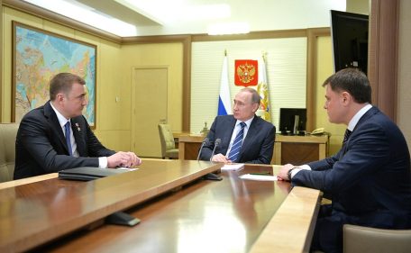 Acá Dyumin, ya en reunión oficial de trabajo con el neo zar indiscutible. El personaje de la derecha es Vladimir Gruzdev, a quien Putin ‘renunció’ para que ocupara la gubernatura su ex guardaespaldas. Página de la Presidencia de Rusia