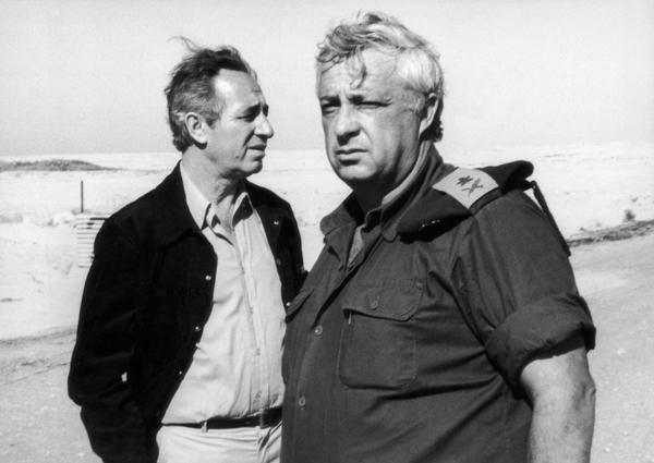 Peres, a la izquierda, junto a Ariel Sharon (The Guardian/AP)