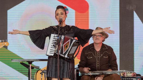 “¿Cómo está mi frontera favorita?”, señaló la mexicana Julieta Venegas, originaria de Tijuana (AP)