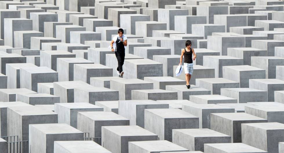 Dos turistas saltan sobre los bloques del Memorial del Holocausto de Berlín,en 2010. 