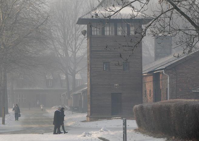 Una torre de guardia del antiguo campo de exterminio alemán nazi de Auschwitz