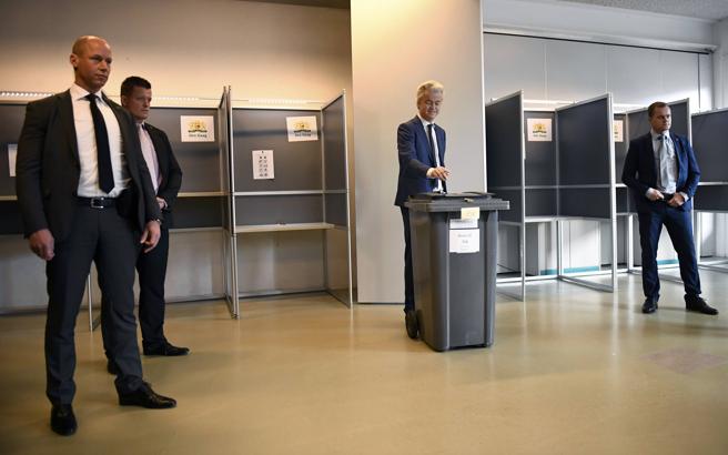 El candidato de ultraderecha, Geert Wilders, vota en La Haya