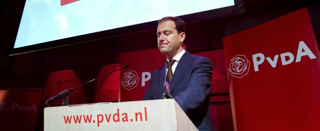 El líder del PvdA , Lodewijk Asscher, da un discurso justo después de conocerse los sondeos a pie de urna