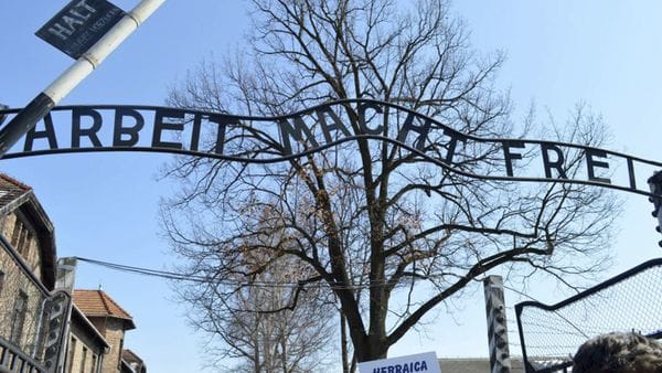 Cartel en la entrada de Auschwitz “Arbeit Macht Frei” – El trabajo libera –
